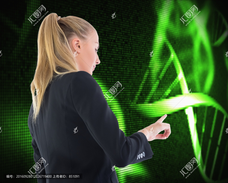 金發(fā)女商人指著復(fù)合圖像