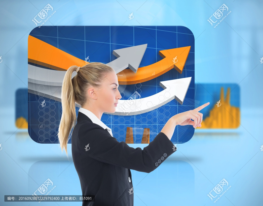 金發(fā)女商人指著復(fù)合圖像