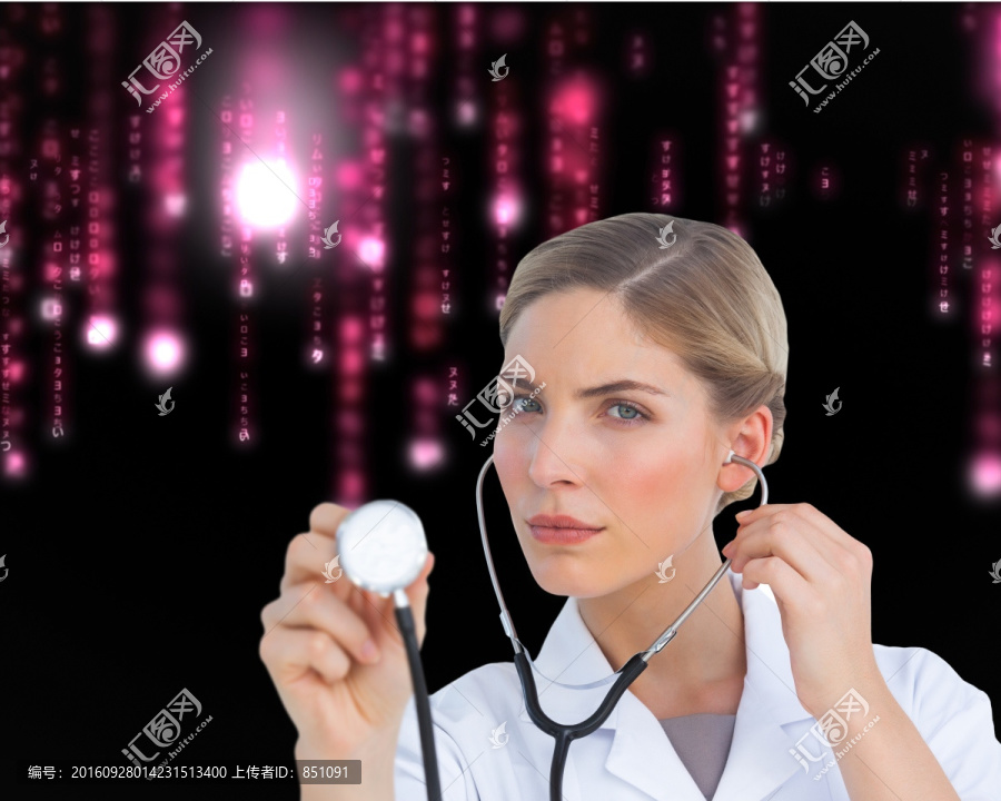 女醫(yī)生拿著聽(tīng)診器的復(fù)合形象