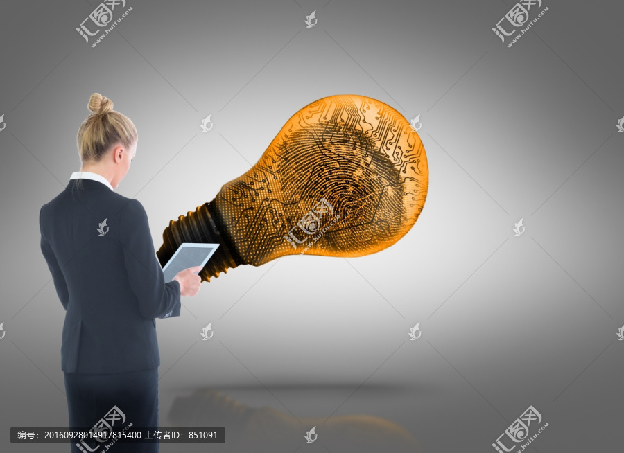 金發(fā)女商人持平板電腦的復(fù)合形象