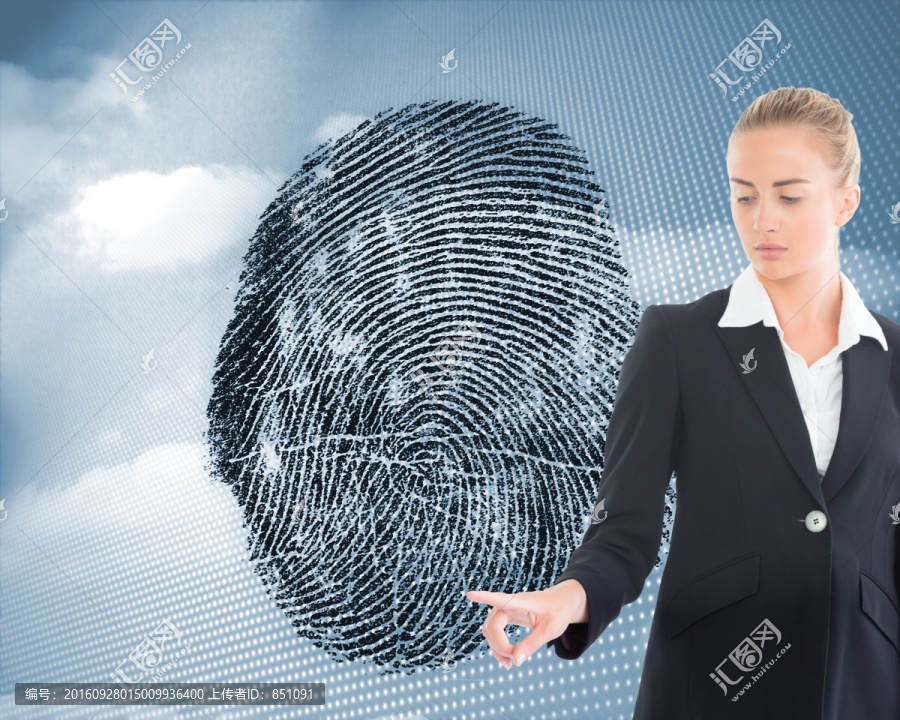 金發(fā)女商人指著復(fù)合圖像