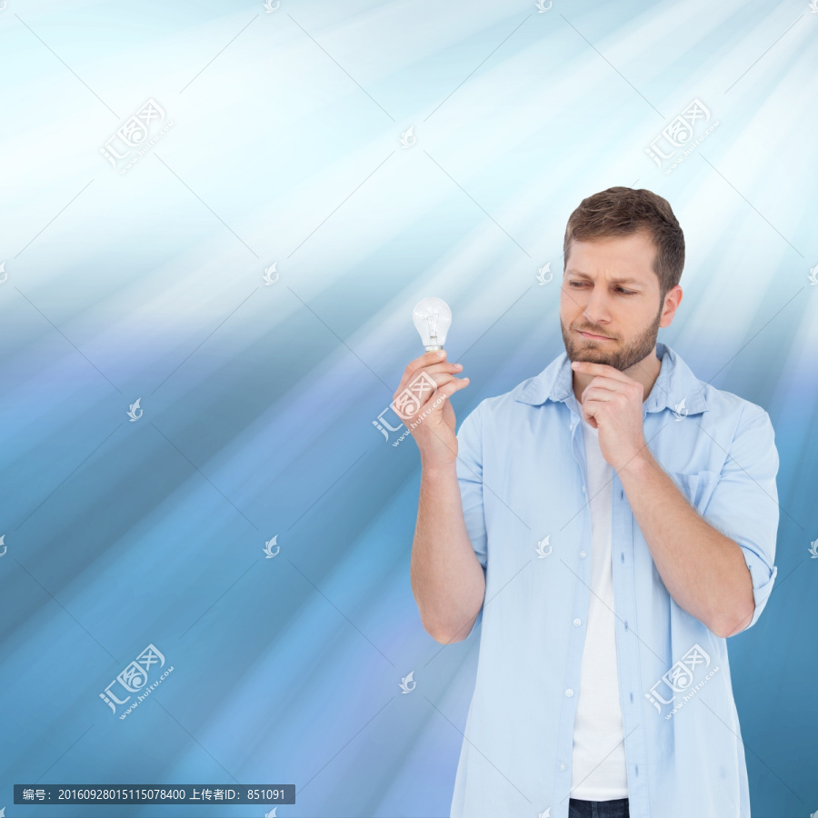 男人拿著燈泡思考的復(fù)合形象