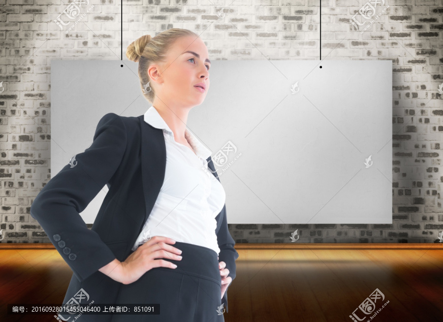 金發(fā)女商人站著的復(fù)合圖像