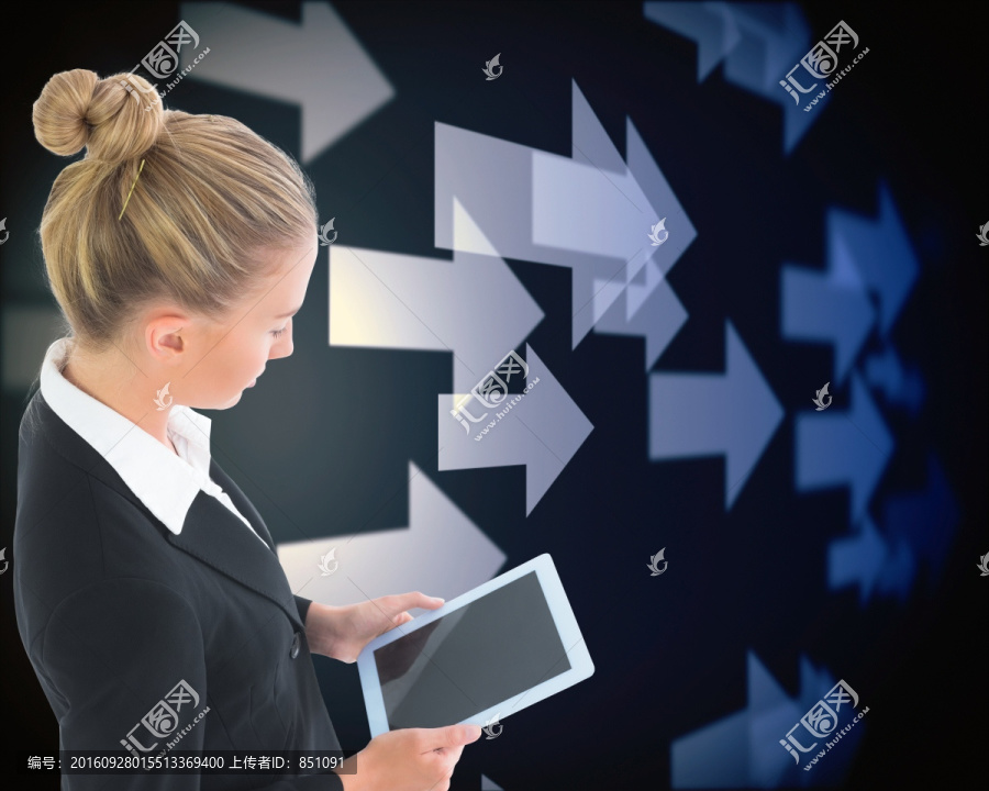金發(fā)女商人抱著平板的復(fù)合圖像