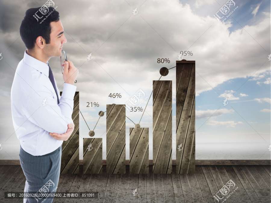 嚴(yán)肅的商人拿著眼鏡的復(fù)合圖像