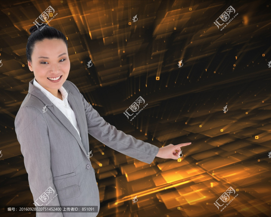 微笑的亞洲商人指向復(fù)合圖像