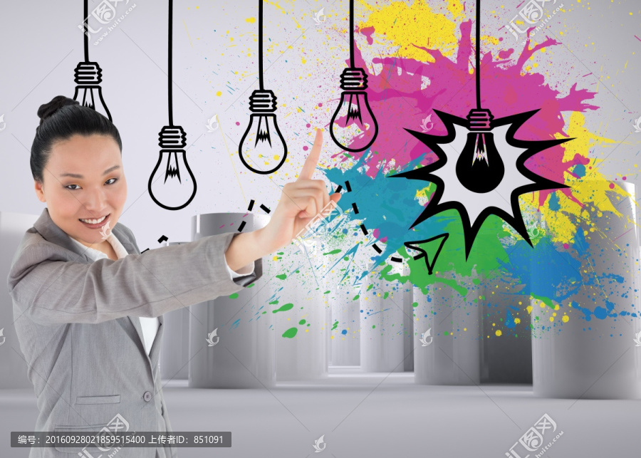 微笑的亞洲商人指向復(fù)合圖像
