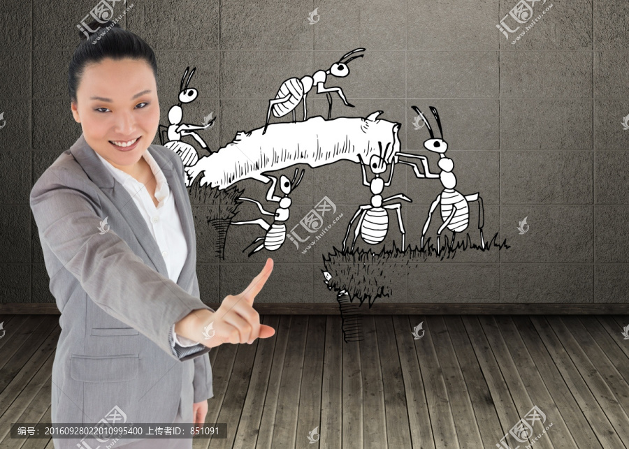微笑的亞洲商人指向復(fù)合圖像