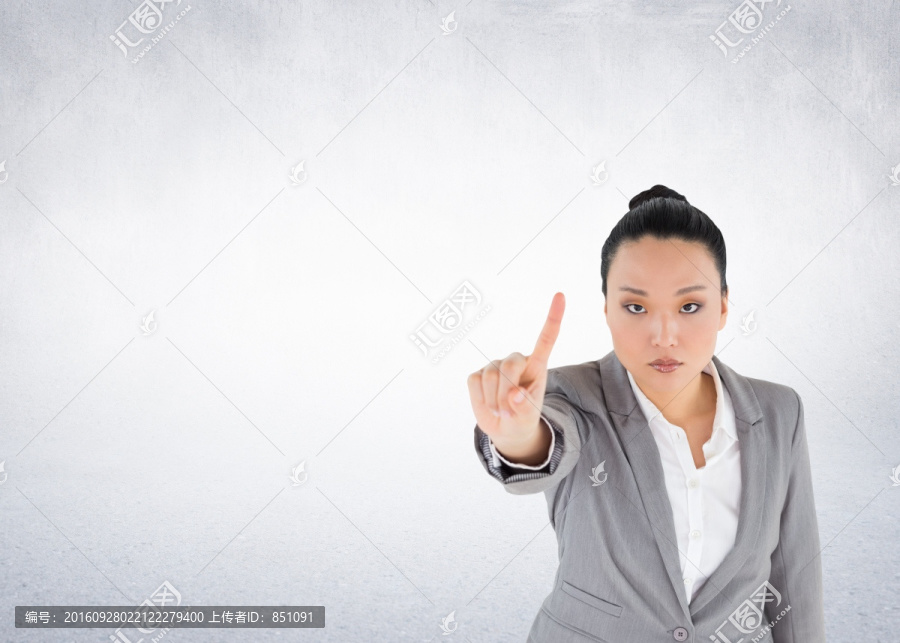 嚴肅的亞洲商人指向復合圖像