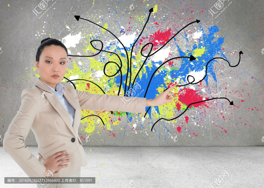 女商人嚴(yán)肅的指著復(fù)合圖像