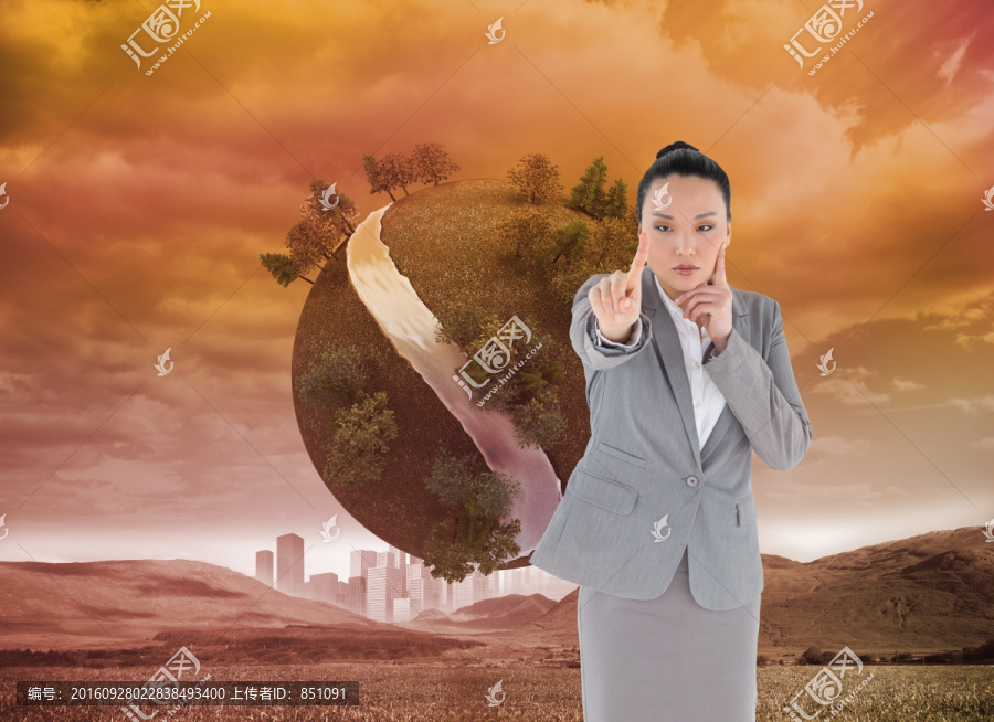 女商人嚴肅的指著復合圖像