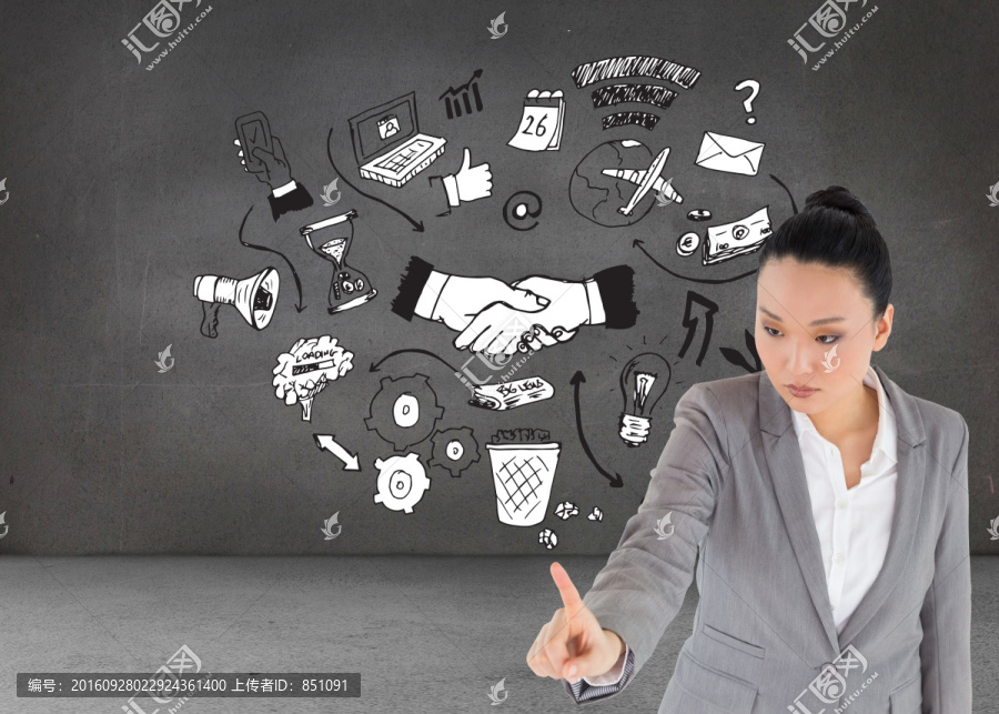 女商人嚴(yán)肅的指著復(fù)合圖像