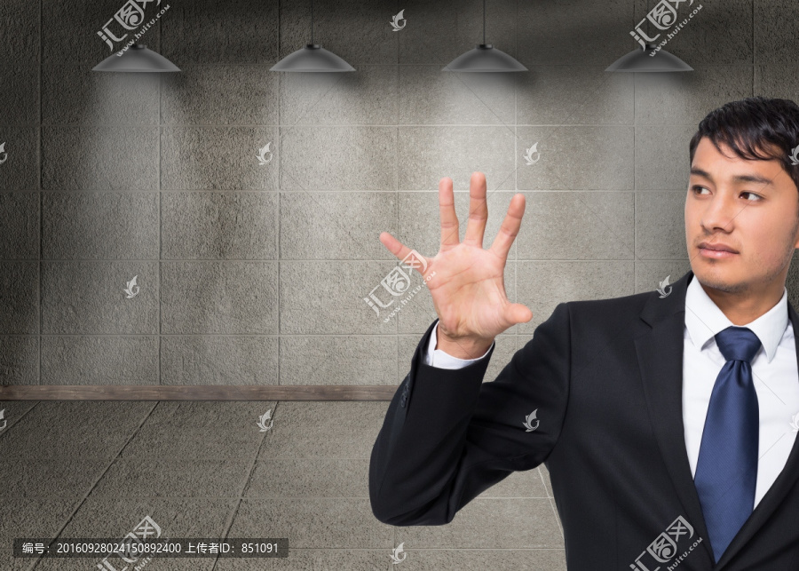 商人嚴(yán)肅的看著手掌的復(fù)合形象
