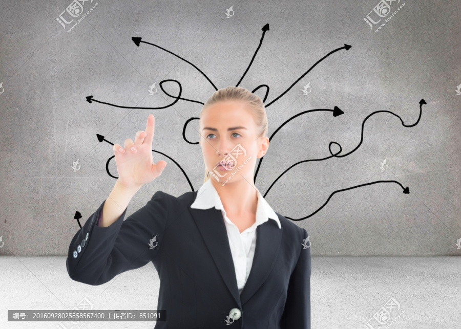 金發(fā)女商人指著復合圖像