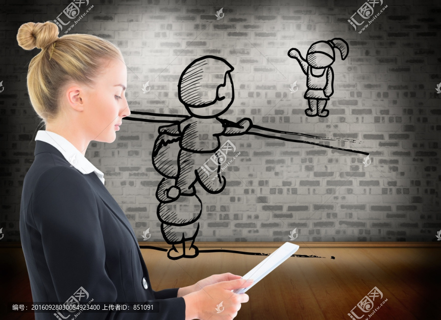 金發(fā)女商人抱著平板的復(fù)合圖像