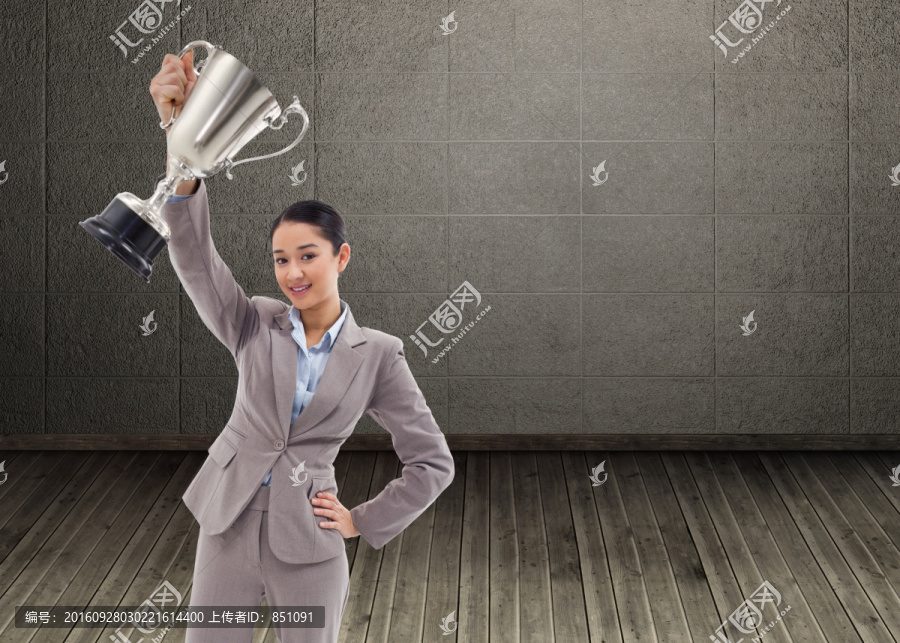 女商人拿著獎杯的復合形象