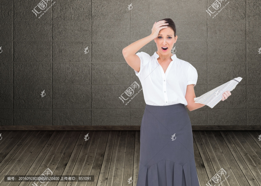 女商人驚訝的拿著報紙的復(fù)合形象