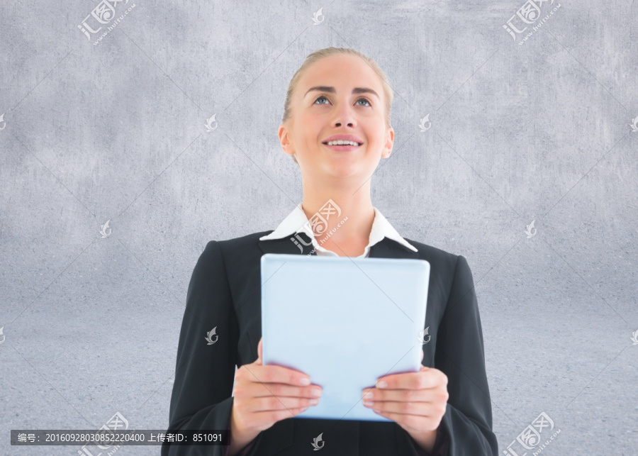 金發(fā)女商人抱著平板的復(fù)合圖像