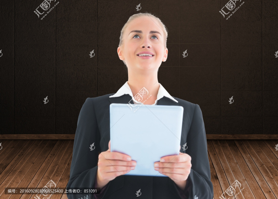 金發(fā)女商人抱著平板的復(fù)合圖像