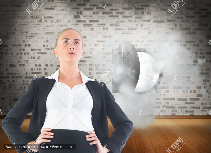 金發(fā)女商人站著的復(fù)合圖像