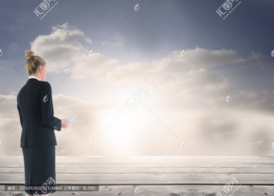金發(fā)女商人持平板電腦的合成圖像