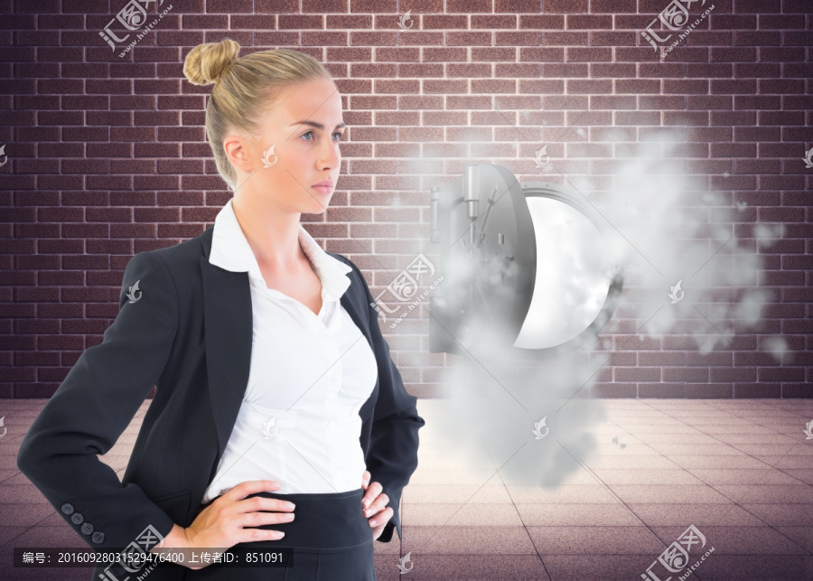 金發(fā)女商人站著的復合圖像