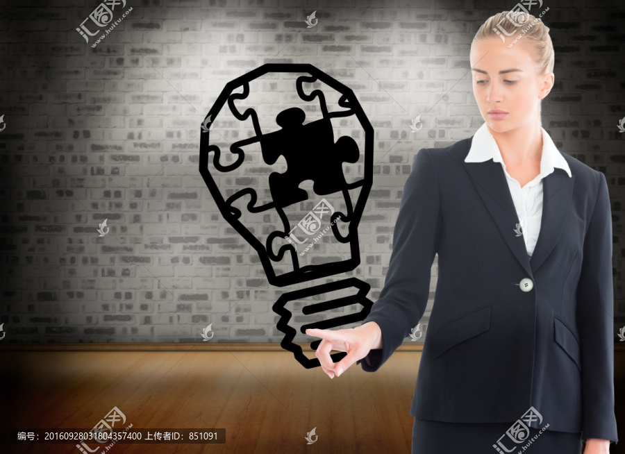 金發(fā)女商人指著復合圖像