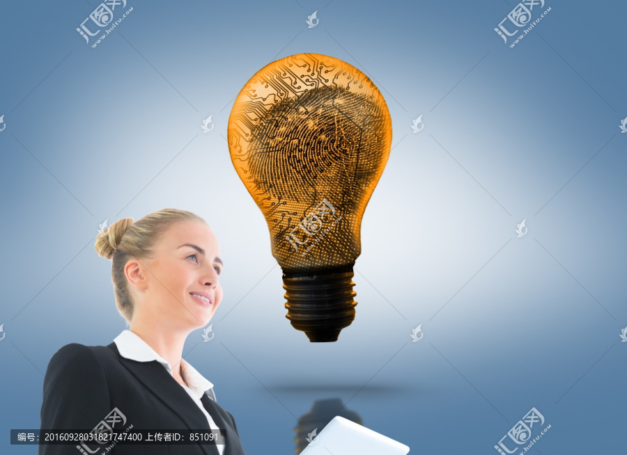 金發(fā)女商人抱著平板的復(fù)合圖像