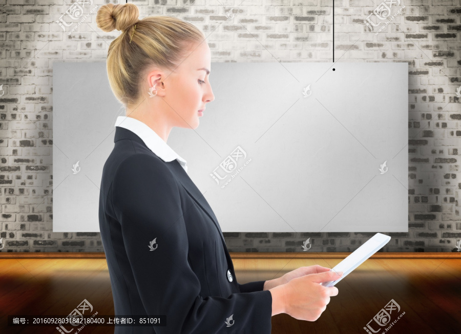 金發(fā)女商人抱著平板的復合圖像
