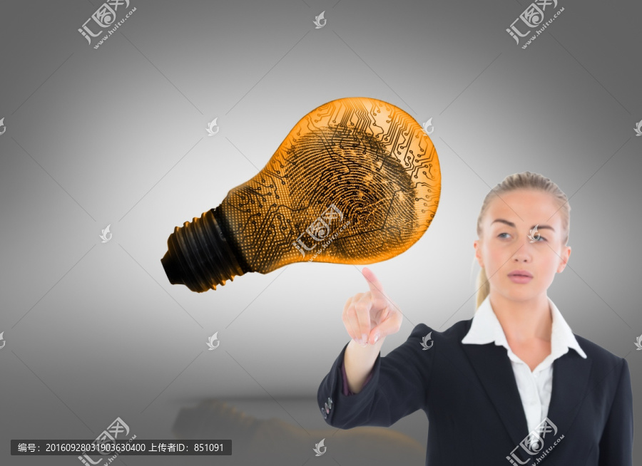 金發(fā)女商人指著復(fù)合圖像
