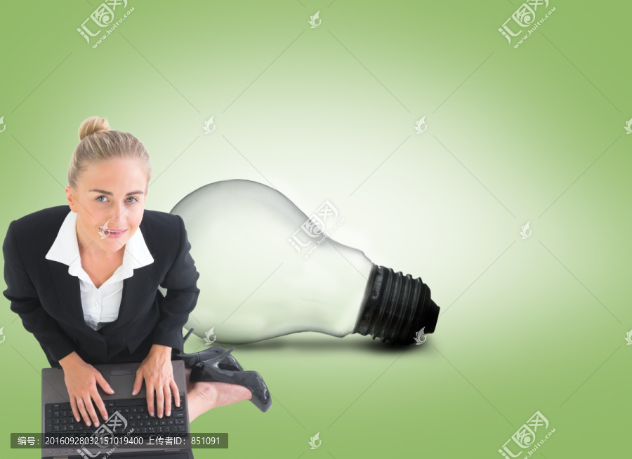 女商人使用筆記本電腦的復(fù)合形象