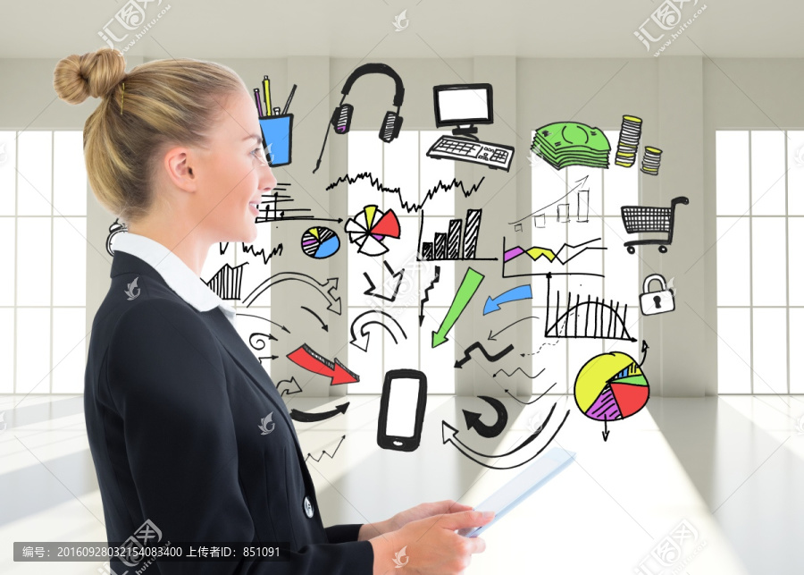 金發(fā)女商人抱著平板的復(fù)合圖像