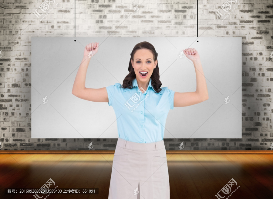 女商人高舉著雙手大叫的復(fù)合形象