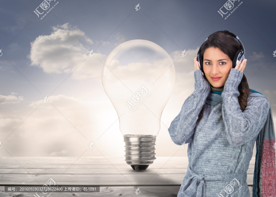 女人戴著耳機(jī)聽(tīng)歌的復(fù)合形象