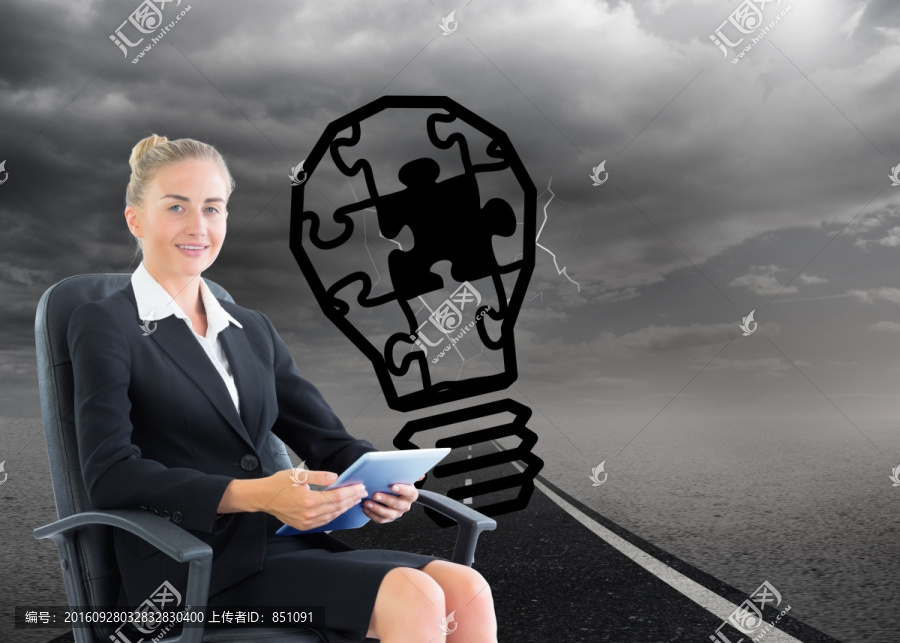 金發(fā)女商人坐在轉椅上的復合圖像