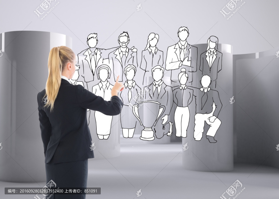 金發(fā)女商人指著復(fù)合圖像