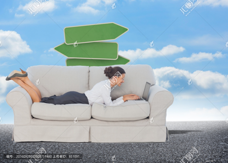女人趴沙發(fā)上玩電腦的復合形象