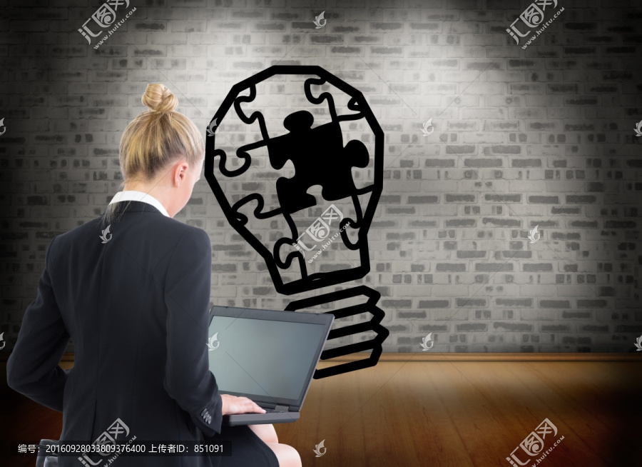 女商人使用筆記本電腦的復合形象