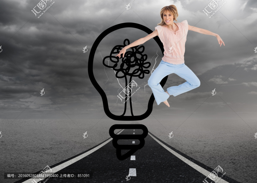女人張開(kāi)雙臂跳起來(lái)的復(fù)合形象