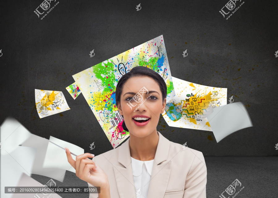 女商人微笑著看著鏡頭的復(fù)合形象