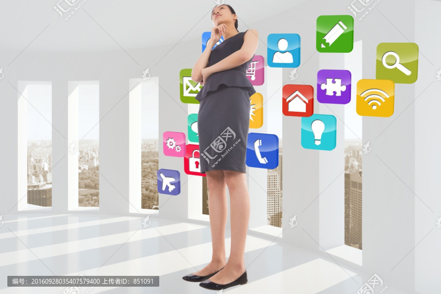 女商人托著下巴思考的復(fù)合形象