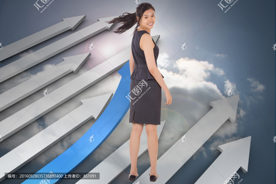 女商人微笑著看著鏡頭的復(fù)合形象