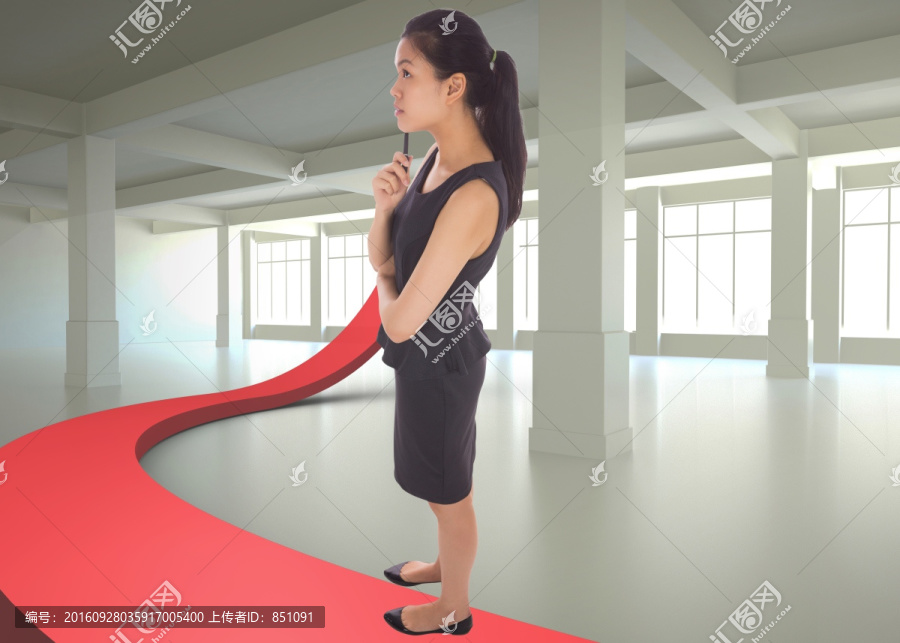 女人拿著筆思考的復(fù)合形象