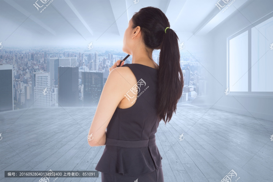 女商人背對(duì)著鏡頭的復(fù)合形象