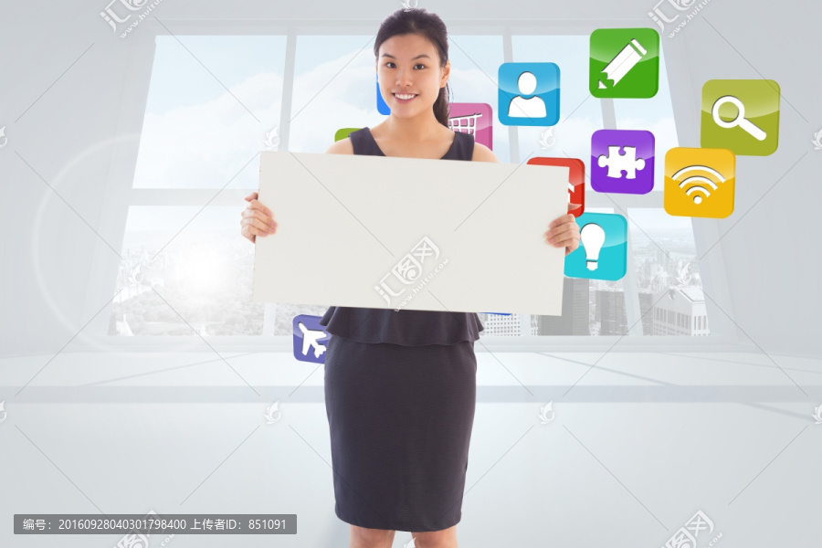 女人拿著剪貼板的復(fù)合形象