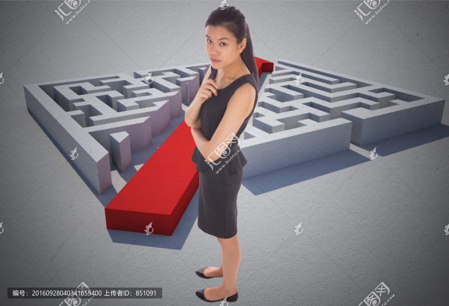 女人拿著筆看著鏡頭的復(fù)合形象