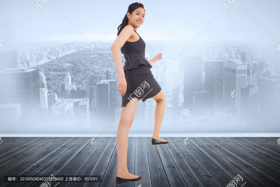 女商人抬起腳的復(fù)合形象