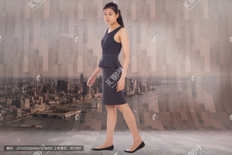 女人側身看著鏡頭的復合形象