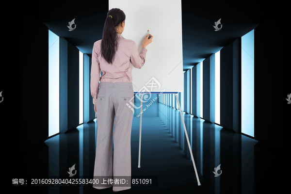 女商人畫畫的復合形象