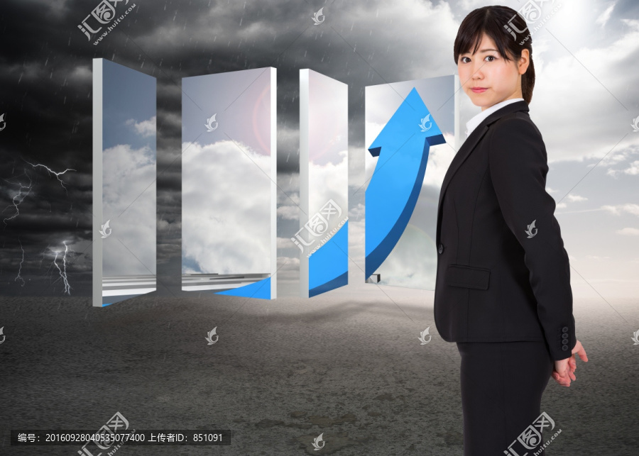 女人嚴肅的看著鏡頭的復(fù)合形象